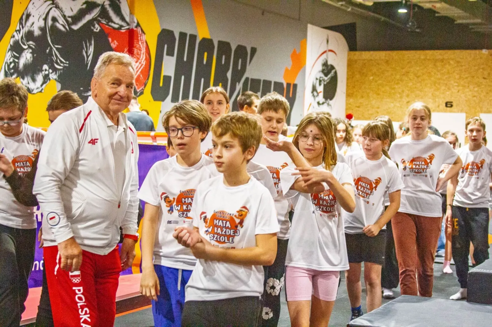 Andrzej Supron z uczestnikami turnieju Mata w każdej szkole